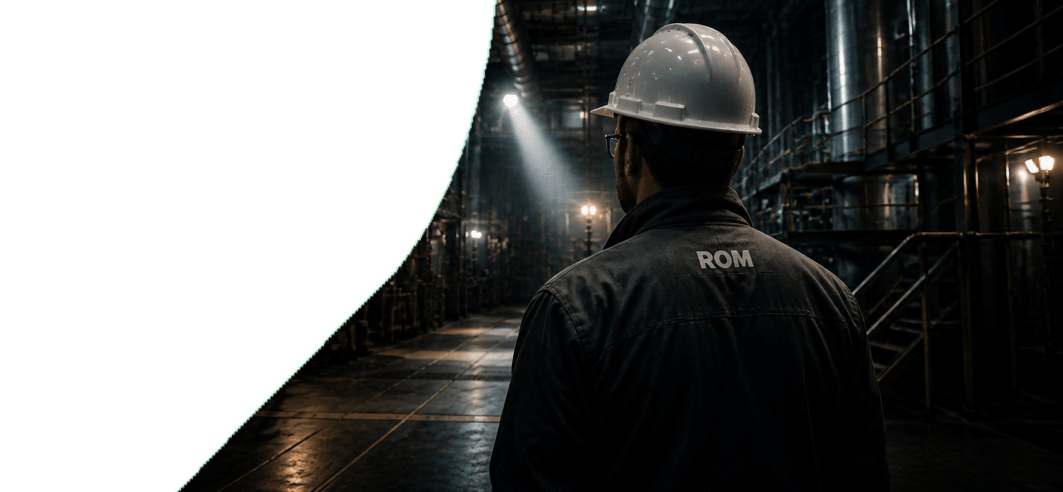 ROM Technik Mitarbeiter in einer Industrieanlage