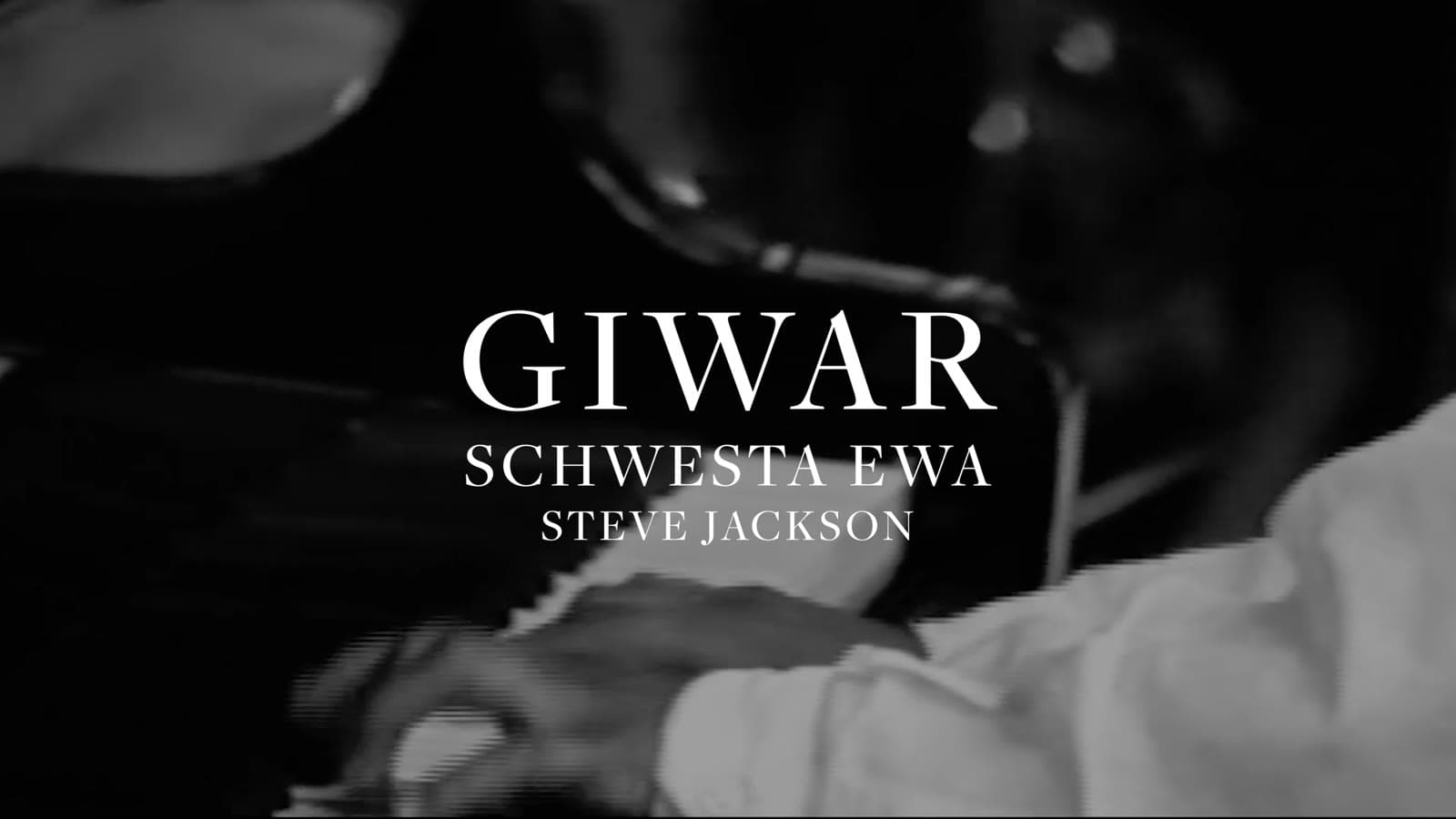 Schwarzweiß-Titelbild des Musikvideos GIWAR von Schwesta Ewa als Tribute zu Ehren von Giwar Hajabi alias Xatar.